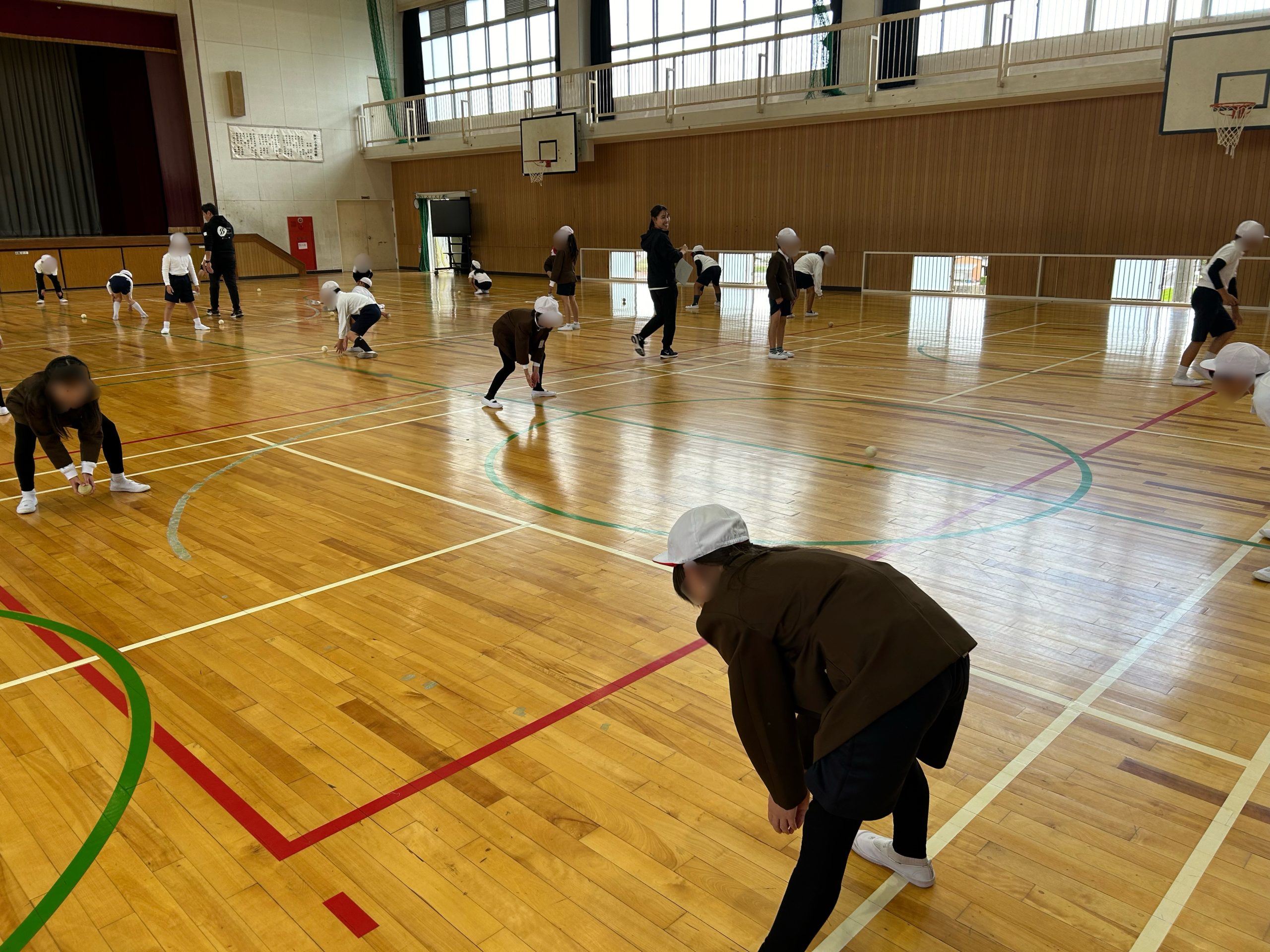 出前授業「薬づくり体験」「BASEBALL5」in　新沢小学校